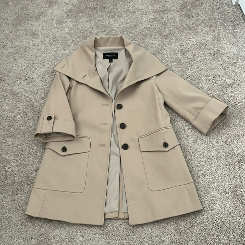Swing trench coat with 3/4 length sleeve. Excellent like new condition.